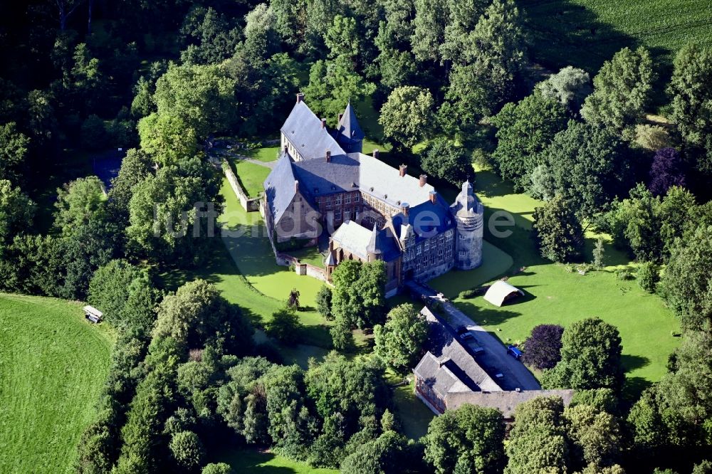 Luftaufnahme Lippetal - Wassergraben mit Wasserschloß Schloss Haus Assen in Lippetal im Bundesland Nordrhein-Westfalen, Deutschland