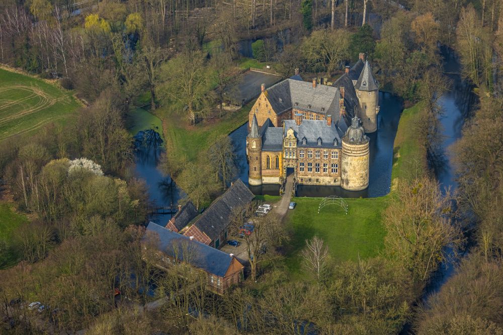 Luftaufnahme Lippetal - Wassergraben mit Wasserschloß Schloss Haus Assen in Lippetal im Bundesland Nordrhein-Westfalen, Deutschland