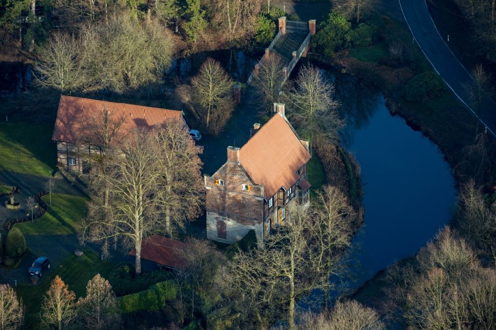 Drensteinfurt von oben - Wassergraben mit Wasserschloß Schloss Haus Bisping in Drensteinfurt im Bundesland Nordrhein-Westfalen, Deutschland