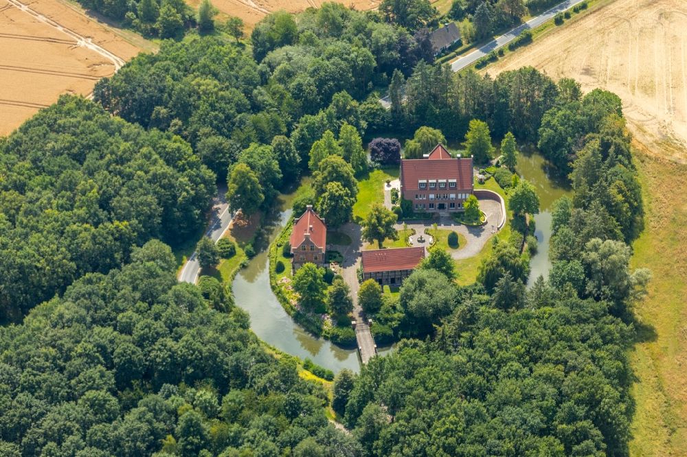 Rinkerode von oben - Wassergraben mit Wasserschloß Schloss Haus Bisping in Rinkerode im Bundesland Nordrhein-Westfalen, Deutschland