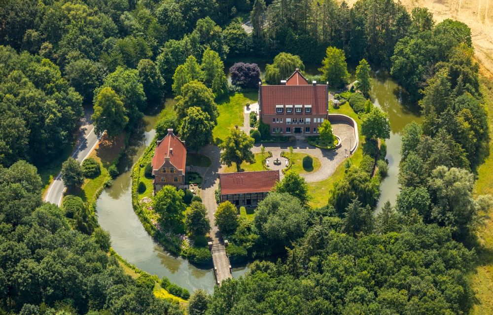 Rinkerode aus der Vogelperspektive: Wassergraben mit Wasserschloß Schloss Haus Bisping in Rinkerode im Bundesland Nordrhein-Westfalen, Deutschland