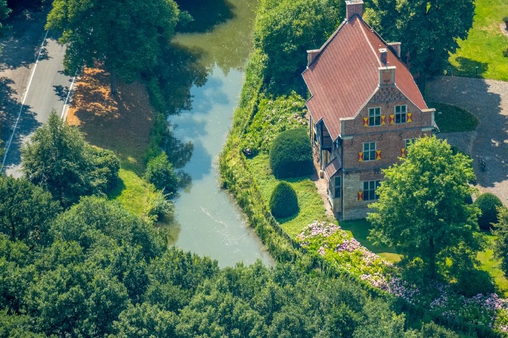 Luftaufnahme Rinkerode - Wassergraben mit Wasserschloß Schloss Haus Bisping in Rinkerode im Bundesland Nordrhein-Westfalen, Deutschland