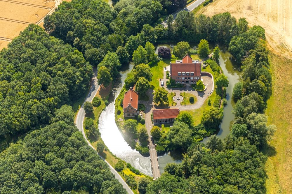 Rinkerode aus der Vogelperspektive: Wassergraben mit Wasserschloß Schloss Haus Bisping in Rinkerode im Bundesland Nordrhein-Westfalen, Deutschland