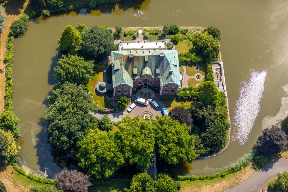 Luftaufnahme Rinkerode - Wassergraben mit Wasserschloß Schloss Haus Göttendorf in Rinkerode im Bundesland Nordrhein-Westfalen, Deutschland