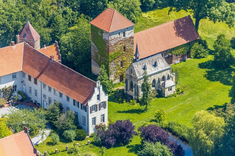Billerbeck von oben - Wassergraben mit Wasserschloß Schloss Haus Hameren in Billerbeck im Bundesland Nordrhein-Westfalen, Deutschland