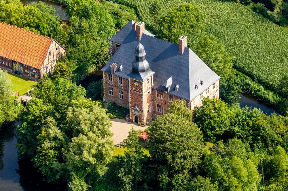 Welver aus der Vogelperspektive: Wassergraben mit Wasserschloß Schloss Haus Nehlen in Welver im Bundesland Nordrhein-Westfalen