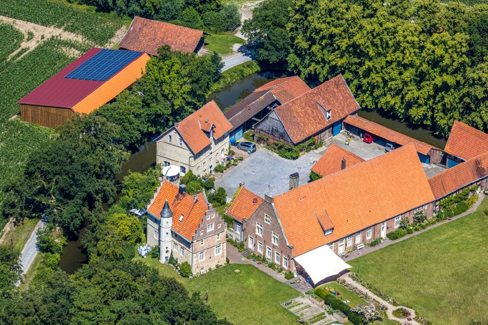 Luftaufnahme Billerbeck - Wassergraben mit Wasserschloß Schloss Haus Runde im Ortsteil Aulendorf in Billerbeck im Bundesland Nordrhein-Westfalen, Deutschland