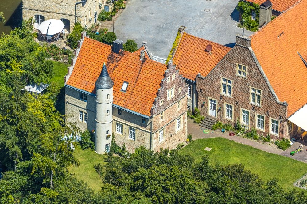 Billerbeck von oben - Wassergraben mit Wasserschloß Schloss Haus Runde im Ortsteil Aulendorf in Billerbeck im Bundesland Nordrhein-Westfalen, Deutschland
