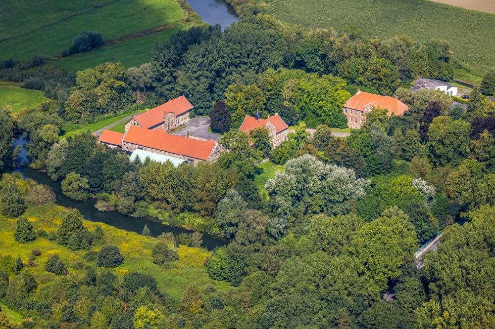 Hamm aus der Vogelperspektive: Wassergraben mit Wasserschloß Schloss Haus Uentrop in Hamm im Bundesland Nordrhein-Westfalen, Deutschland