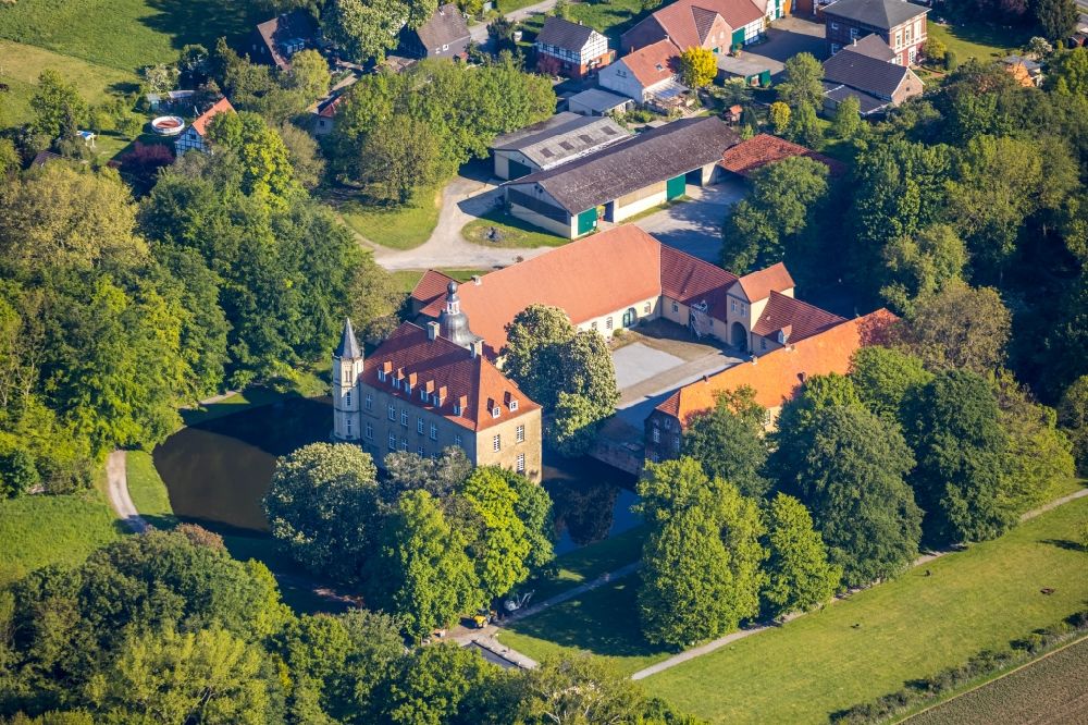 Luftbild Kamen - Wassergraben mit Wasserschloß Schloss Heeren an der Heerener Straße im Ortsteil Heeren-Werve in Kamen im Bundesland Nordrhein-Westfalen, Deutschland