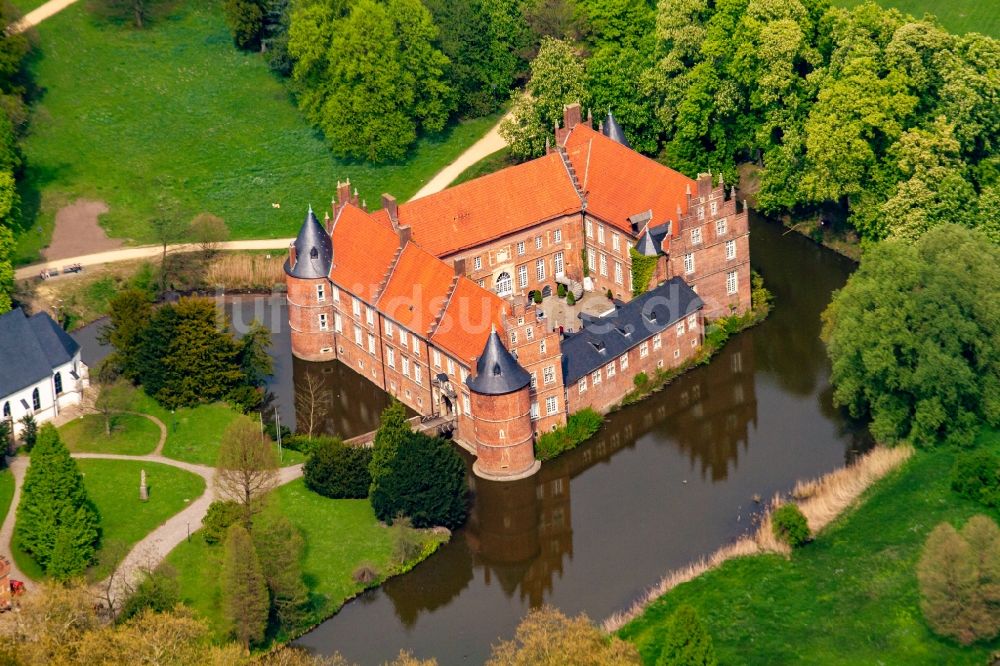 Herten aus der Vogelperspektive: Wassergraben mit Wasserschloß Schloss in Herten im Bundesland Nordrhein-Westfalen, Deutschland