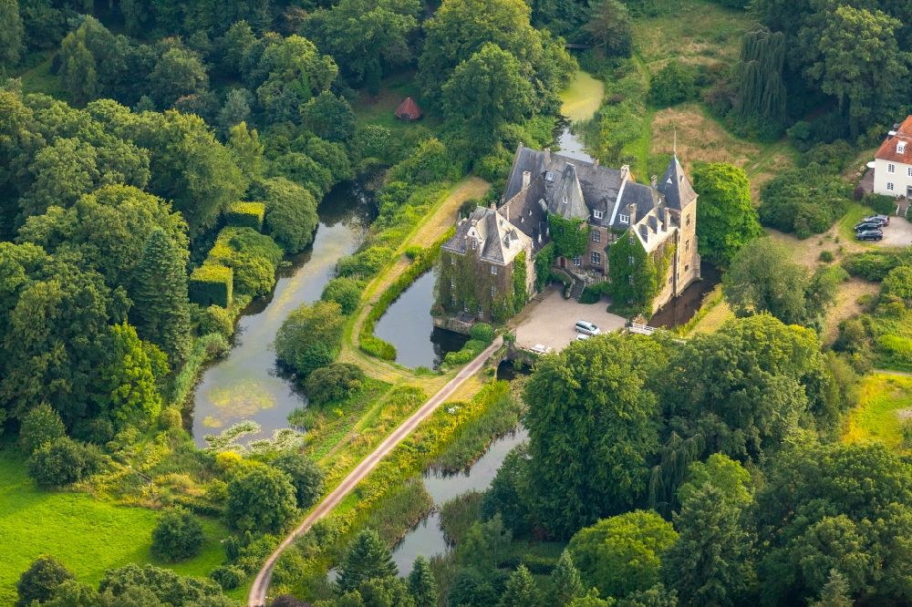Arnsberg aus der Vogelperspektive: Wassergraben mit Wasserschloß Schloss Höllinghofen in Arnsberg im Bundesland Nordrhein-Westfalen
