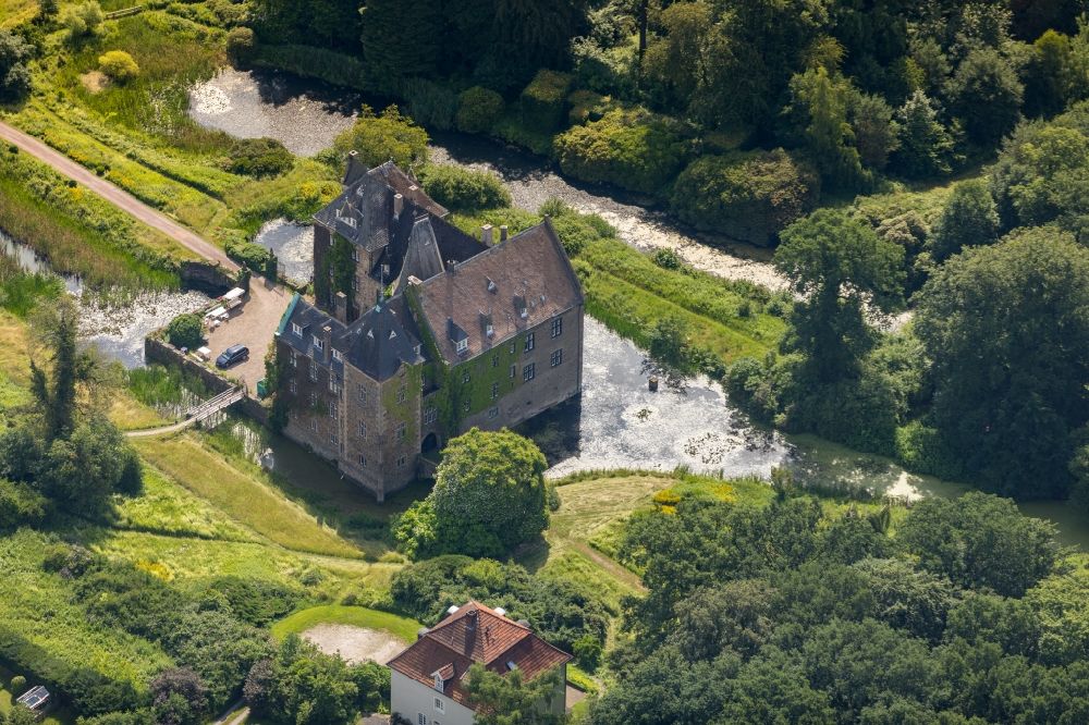 Luftaufnahme Voßwinkel - Wassergraben mit Wasserschloß Schloss Höllinghofen in Voßwinkel im Bundesland Nordrhein-Westfalen, Deutschland