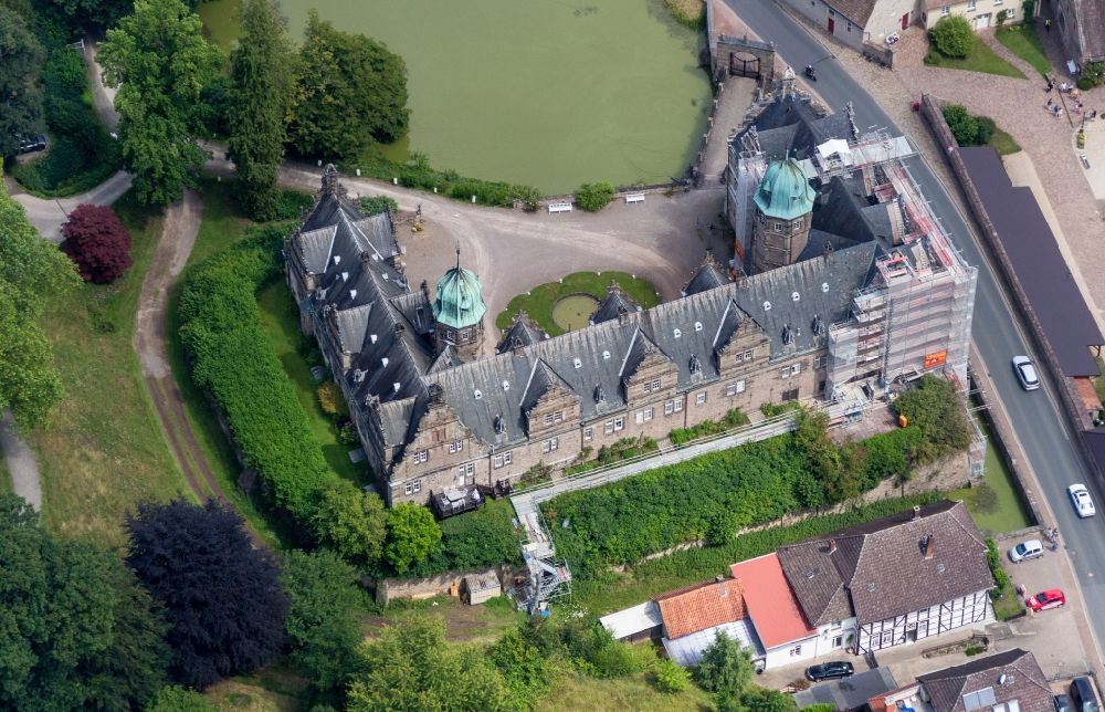 Luftbild Emmerthal - Wassergraben mit Wasserschloß Schloss Hämelschenburg im Ortsteil Hämelschenburg in Emmerthal im Bundesland Niedersachsen, Deutschland