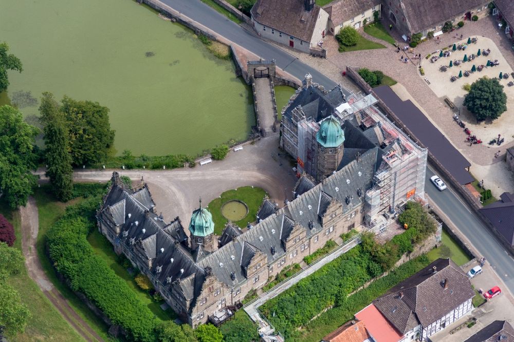 Luftaufnahme Emmerthal - Wassergraben mit Wasserschloß Schloss Hämelschenburg im Ortsteil Hämelschenburg in Emmerthal im Bundesland Niedersachsen, Deutschland