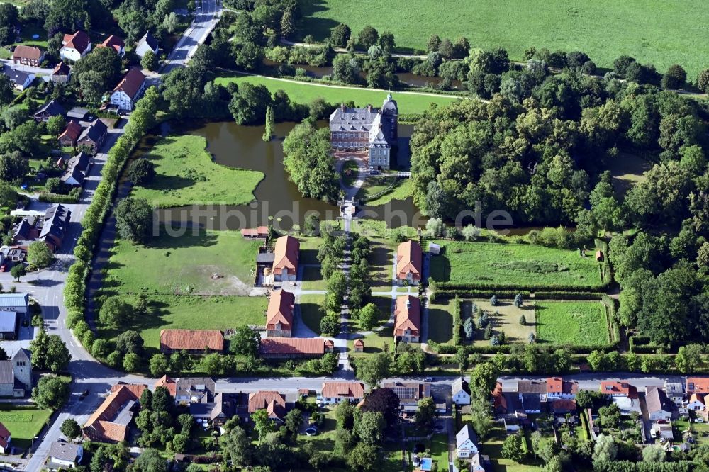 Lippetal aus der Vogelperspektive: Wassergraben mit Wasserschloß Schloss Hovestadt in Lippetal im Bundesland Nordrhein-Westfalen, Deutschland