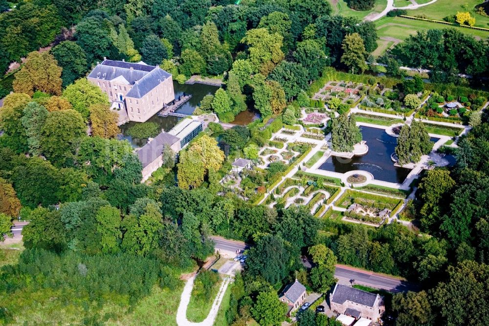 Arcen aus der Vogelperspektive: Wassergraben mit Wasserschloß Schloss Kasteeltuinen Arcen in Arcen in Limburg, Niederlande