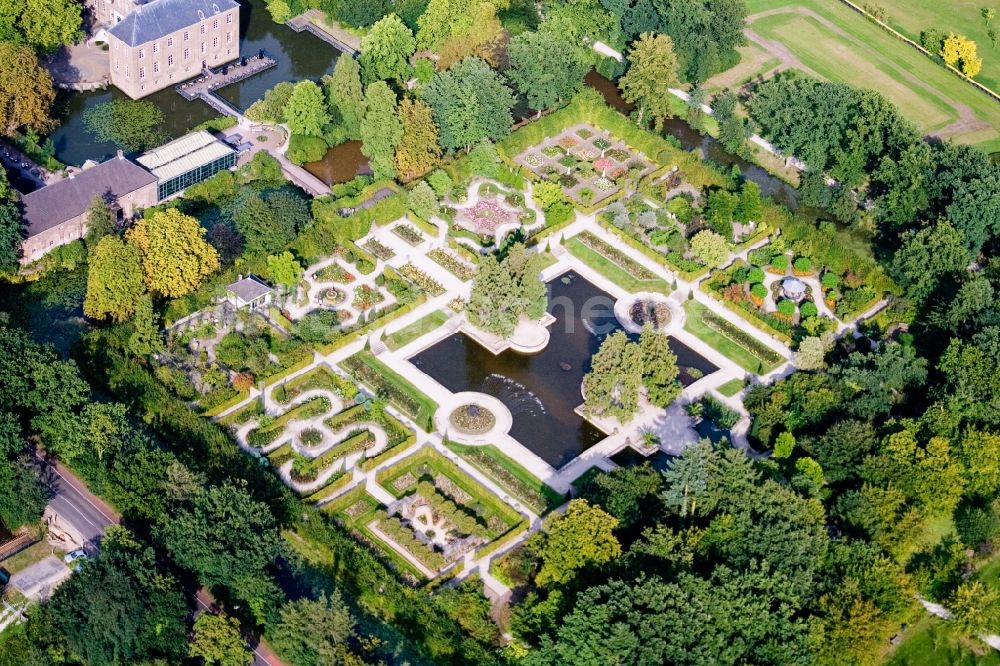 Luftbild Arcen - Wassergraben mit Wasserschloß Schloss Kasteeltuinen Arcen in Arcen in Limburg, Niederlande