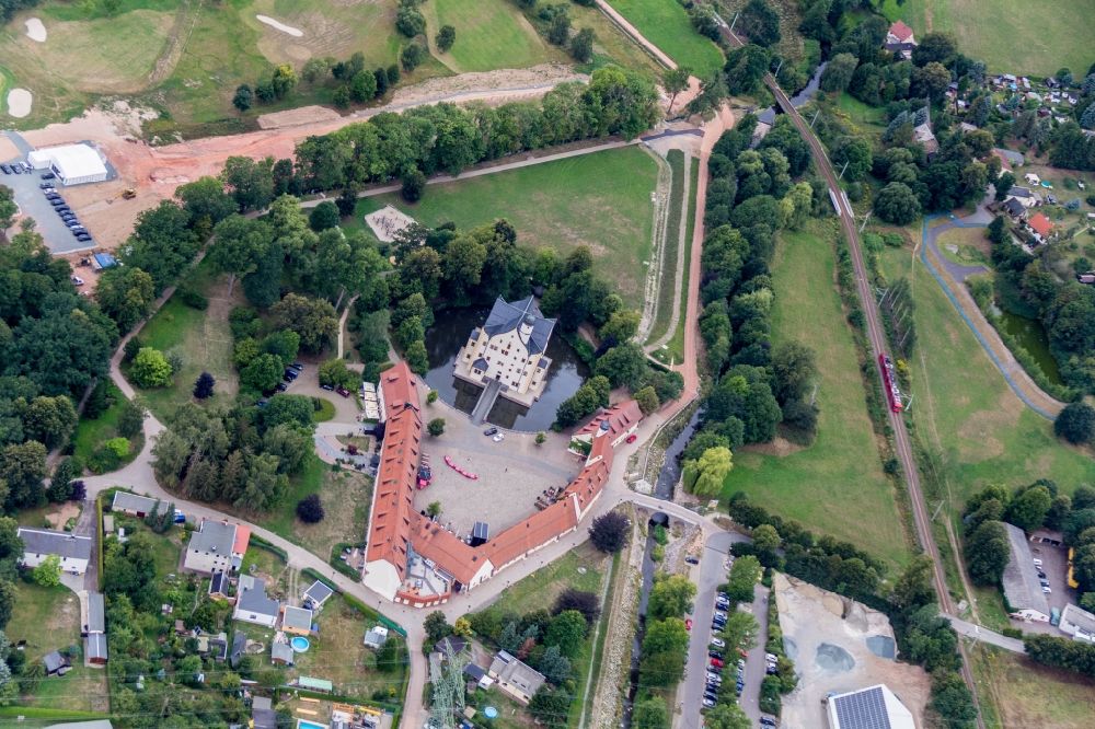 Luftaufnahme Neukirchen/Erzgebirge - Wassergraben mit Wasserschloß Schloss Klaffenbach in Neukirchen/Erzgebirge im Bundesland Sachsen, Deutschland