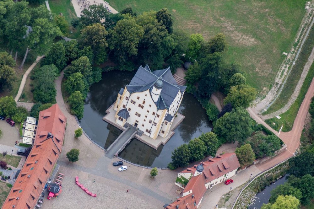 Neukirchen/Erzgebirge von oben - Wassergraben mit Wasserschloß Schloss Klaffenbach in Neukirchen/Erzgebirge im Bundesland Sachsen, Deutschland
