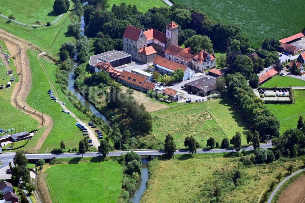 Hildesheim von oben - Wassergraben mit Wasserschloß Schloss Marienburg in Hildesheim im Bundesland Niedersachsen, Deutschland