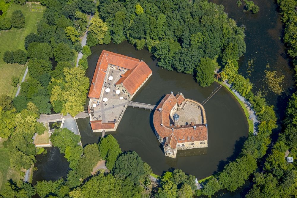 Luftbild Lüdinghausen - Wassergraben mit Wasserschloß Schloss und Museum Burg Vischering in Lüdinghausen im Bundesland Nordrhein-Westfalen