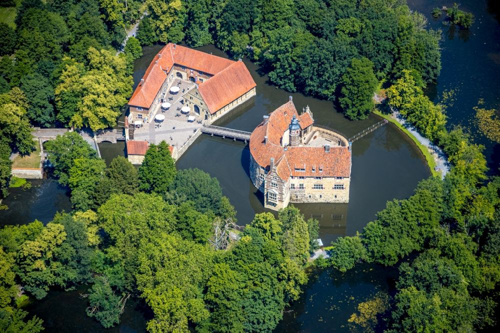 Luftaufnahme Lüdinghausen - Wassergraben mit Wasserschloß Schloss und Museum Burg Vischering in Lüdinghausen im Bundesland Nordrhein-Westfalen