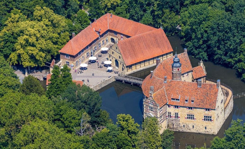 Luftbild Lüdinghausen - Wassergraben mit Wasserschloß Schloss und Museum Burg Vischering in Lüdinghausen im Bundesland Nordrhein-Westfalen
