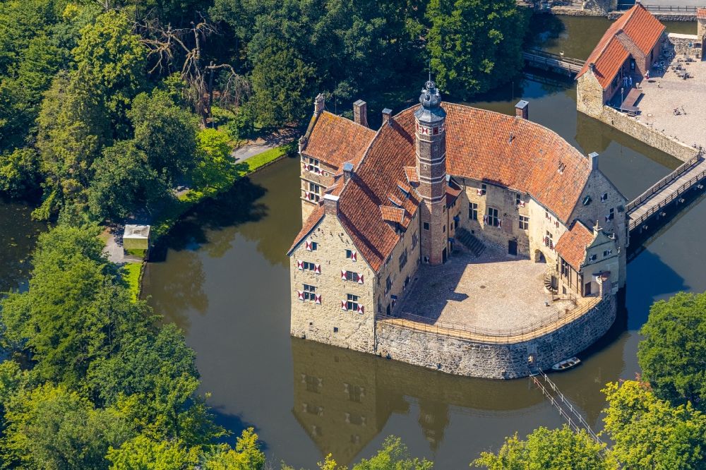 Lüdinghausen aus der Vogelperspektive: Wassergraben mit Wasserschloß Schloss und Museum Burg Vischering in Lüdinghausen im Bundesland Nordrhein-Westfalen