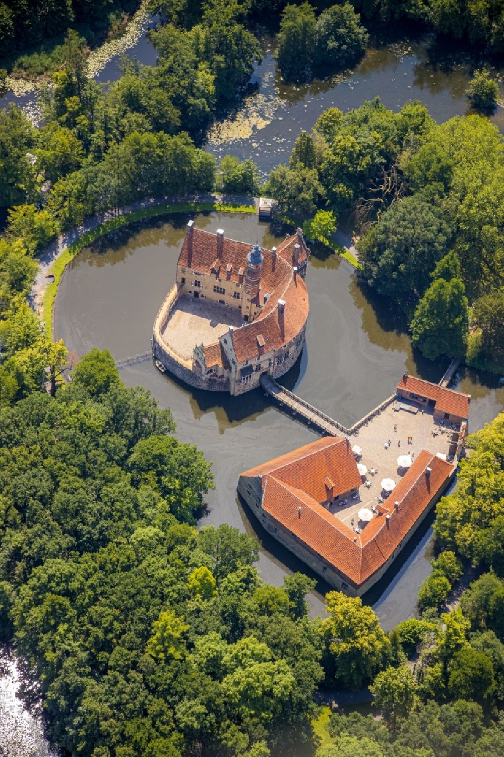 Lüdinghausen von oben - Wassergraben mit Wasserschloß Schloss und Museum Burg Vischering in Lüdinghausen im Bundesland Nordrhein-Westfalen