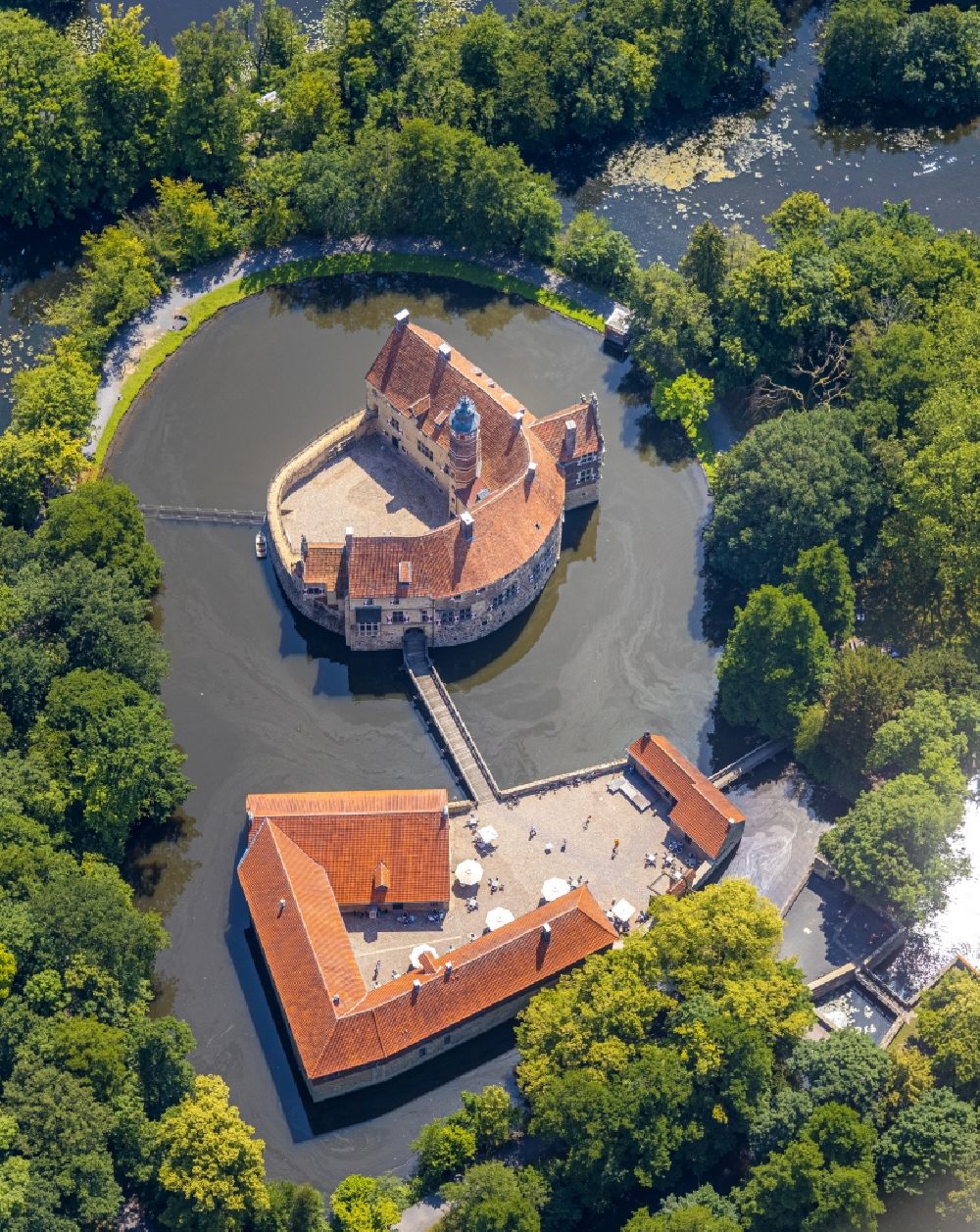 Luftaufnahme Lüdinghausen - Wassergraben mit Wasserschloß Schloss und Museum Burg Vischering in Lüdinghausen im Bundesland Nordrhein-Westfalen
