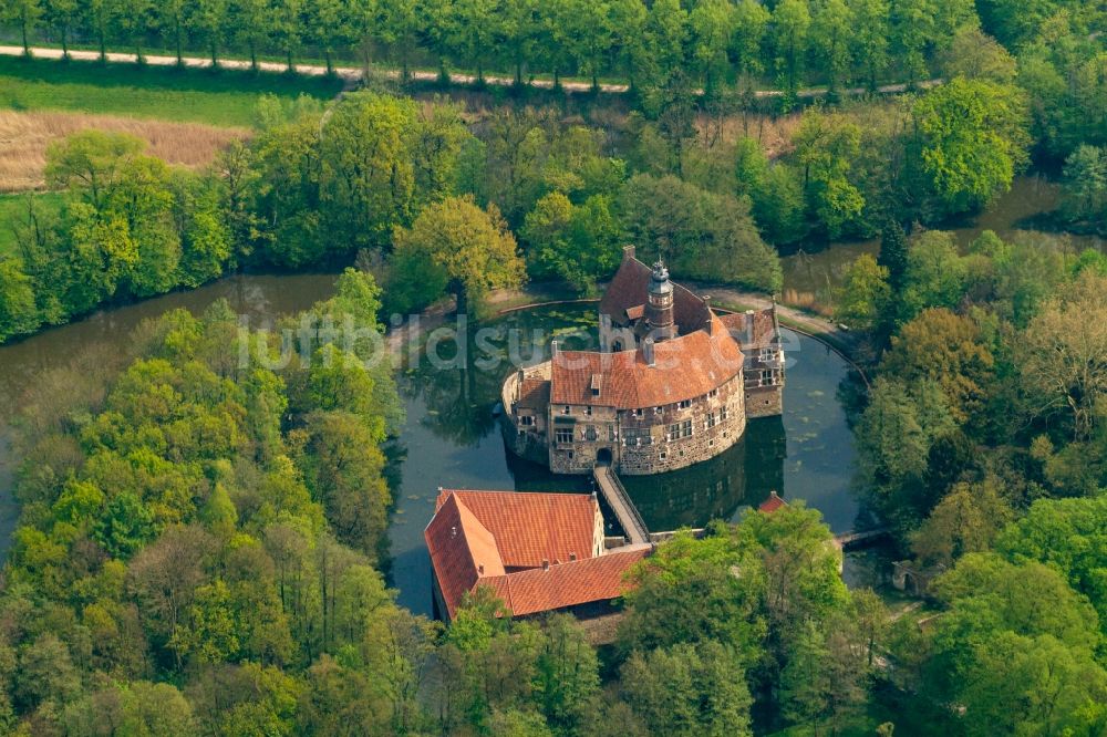 Lüdinghausen aus der Vogelperspektive: Wassergraben mit Wasserschloß Schloss und Museum Burg Vischering in Lüdinghausen im Bundesland Nordrhein-Westfalen