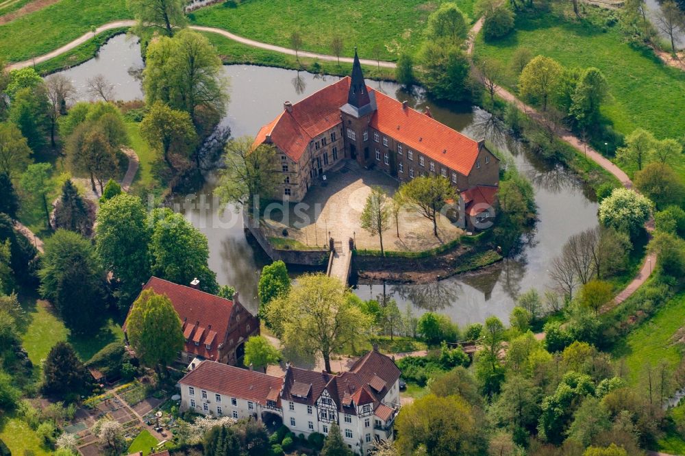 Lüdinghausen von oben - Wassergraben mit Wasserschloß Schloss und Museum Burg Vischering in Lüdinghausen im Bundesland Nordrhein-Westfalen