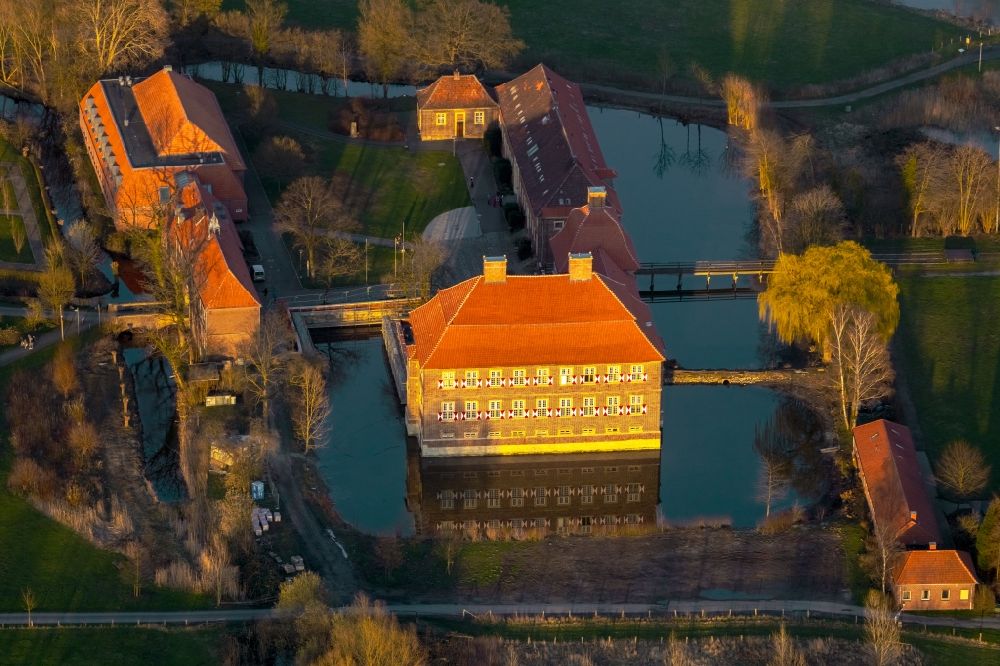 Luftbild Hamm - Wassergraben mit Wasserschloß Schloss Oberwerries in Hamm im Bundesland Nordrhein-Westfalen, Deutschland