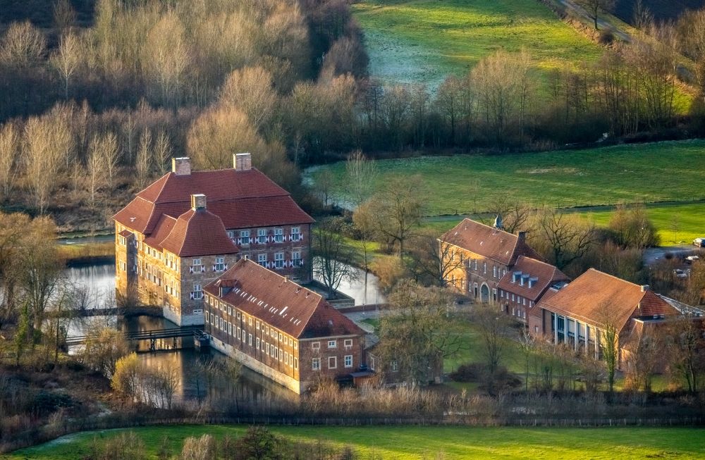 Hamm von oben - Wassergraben mit Wasserschloß Schloss Oberwerries in Hamm im Bundesland Nordrhein-Westfalen, Deutschland