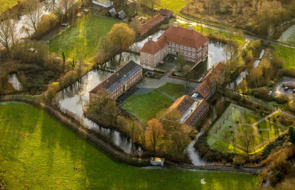 Hamm aus der Vogelperspektive: Wassergraben mit Wasserschloß Schloss Oberwerries in Hamm im Bundesland Nordrhein-Westfalen, Deutschland