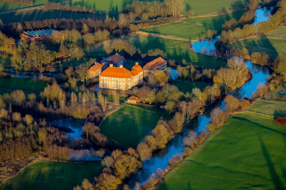 Hamm aus der Vogelperspektive: Wassergraben mit Wasserschloß Schloss Oberwerries in Hamm im Bundesland Nordrhein-Westfalen, Deutschland
