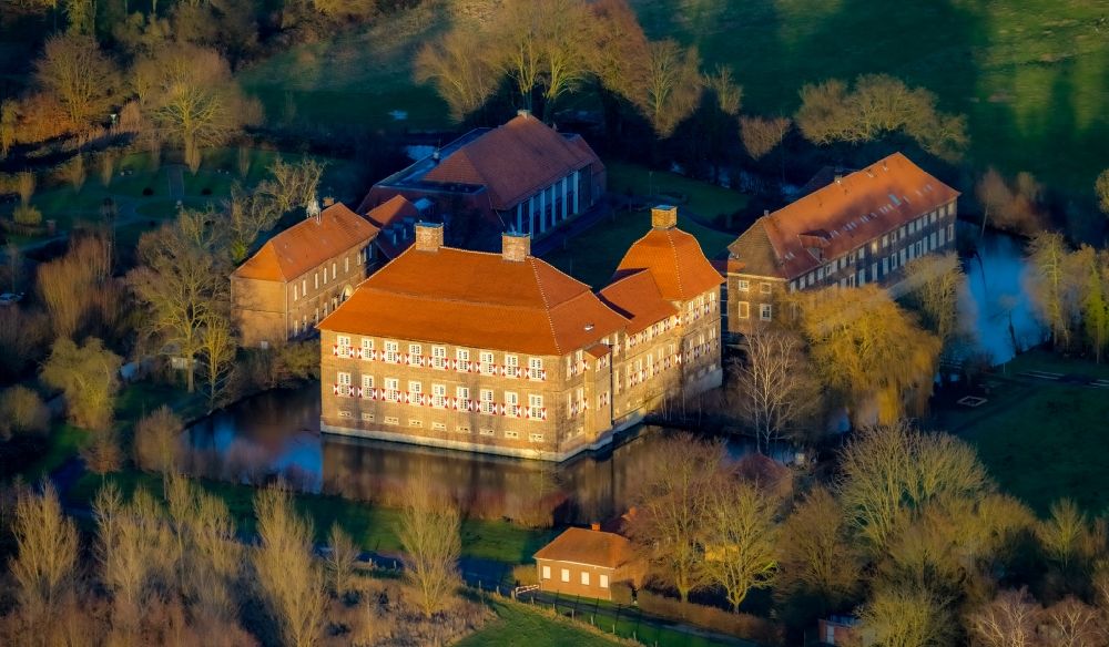 Luftbild Hamm - Wassergraben mit Wasserschloß Schloss Oberwerries in Hamm im Bundesland Nordrhein-Westfalen, Deutschland