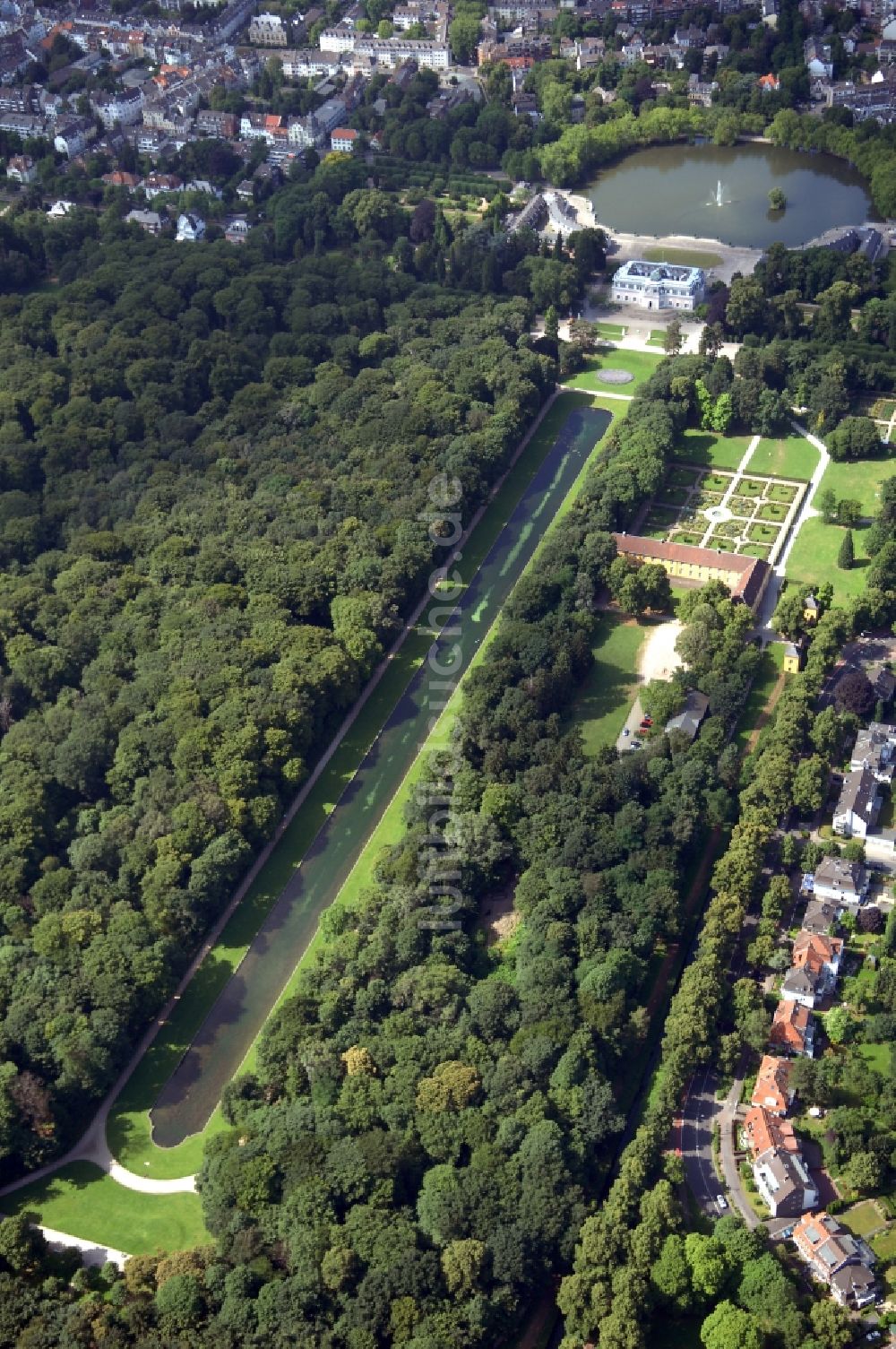 Luftbild Düsseldorf - Wassergraben mit Wasserschloß Schloss im Ortsteil Benrath in Düsseldorf im Bundesland Nordrhein-Westfalen, Deutschland