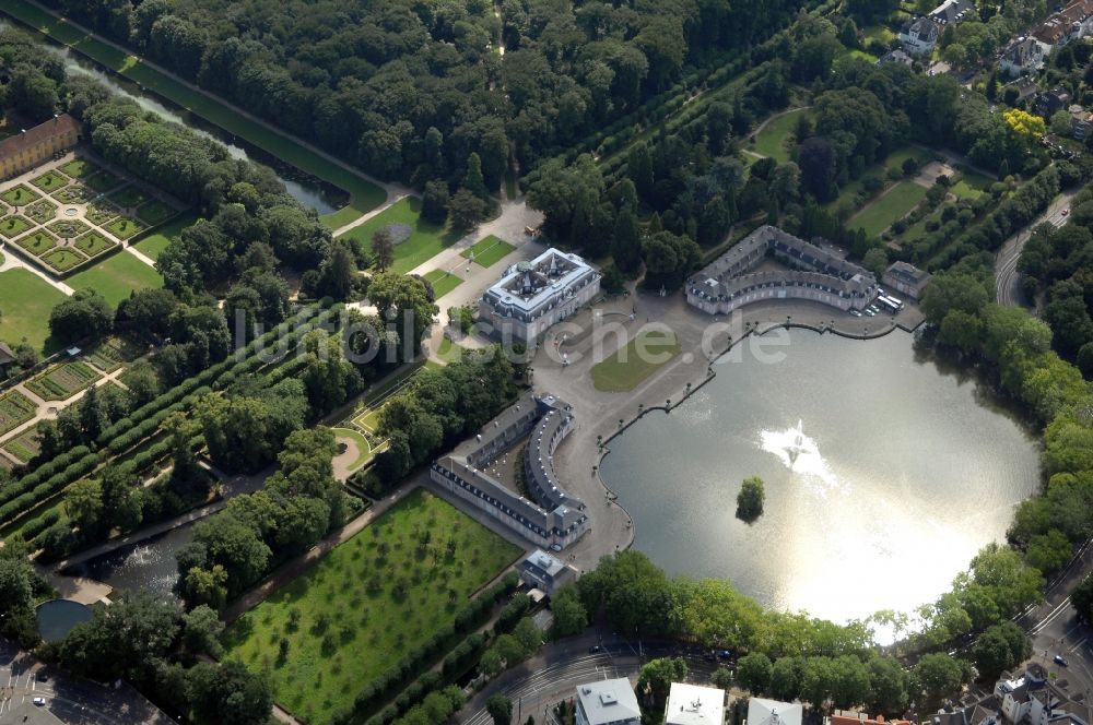 Luftaufnahme Düsseldorf - Wassergraben mit Wasserschloß Schloss im Ortsteil Benrath in Düsseldorf im Bundesland Nordrhein-Westfalen, Deutschland