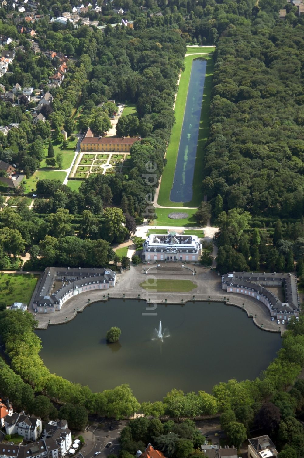 Düsseldorf aus der Vogelperspektive: Wassergraben mit Wasserschloß Schloss im Ortsteil Benrath in Düsseldorf im Bundesland Nordrhein-Westfalen, Deutschland