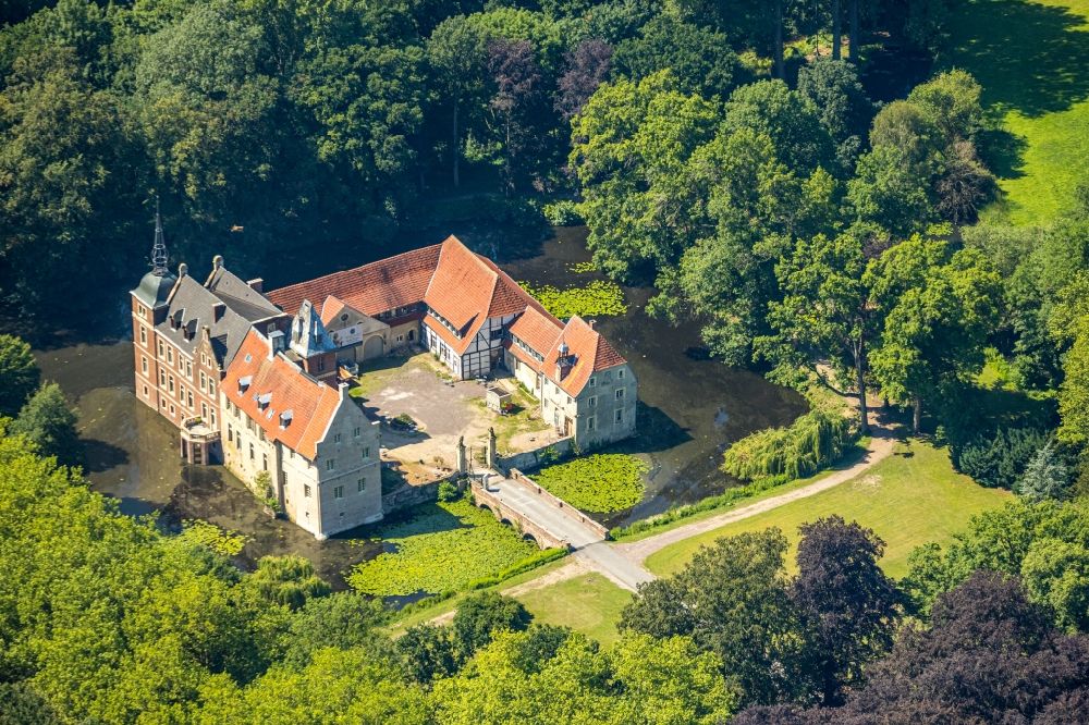 Senden von oben - Wassergraben mit Wasserschloß Schloss im Ortsteil Holtrup in Senden im Bundesland Nordrhein-Westfalen, Deutschland