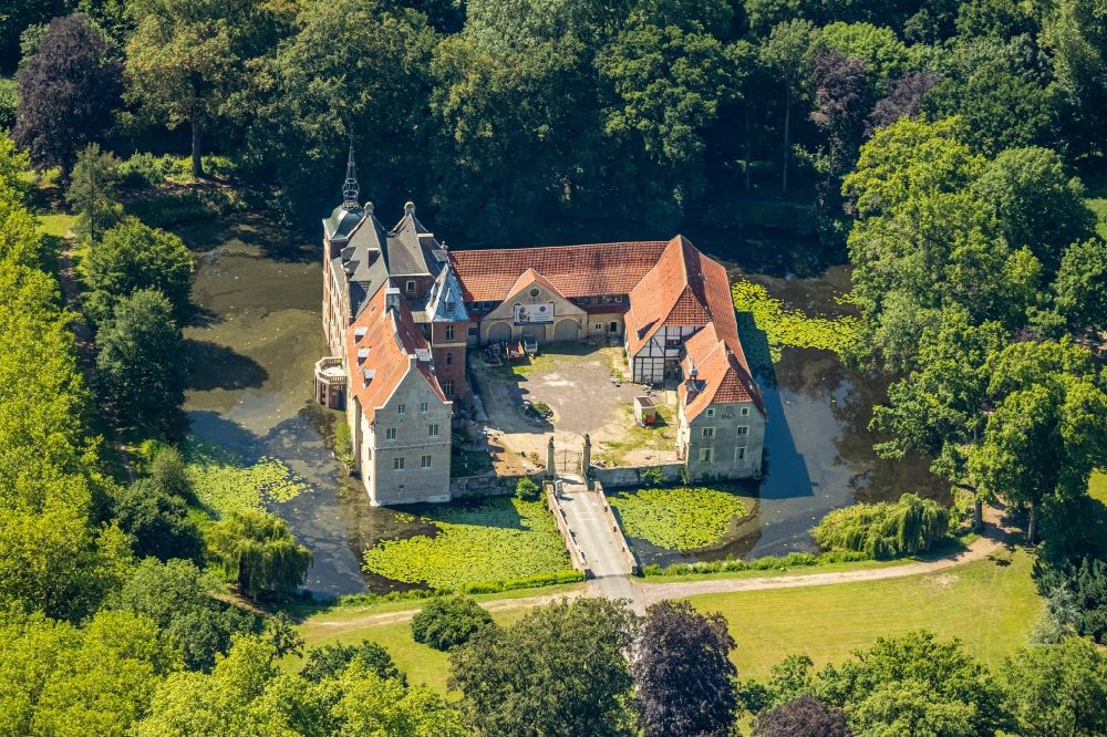 Senden aus der Vogelperspektive: Wassergraben mit Wasserschloß Schloss im Ortsteil Holtrup in Senden im Bundesland Nordrhein-Westfalen, Deutschland