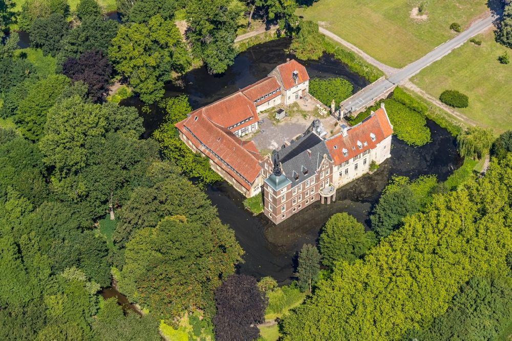 Senden aus der Vogelperspektive: Wassergraben mit Wasserschloß Schloss im Ortsteil Holtrup in Senden im Bundesland Nordrhein-Westfalen, Deutschland