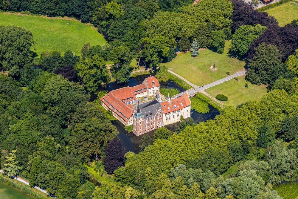 Luftaufnahme Senden - Wassergraben mit Wasserschloß Schloss im Ortsteil Holtrup in Senden im Bundesland Nordrhein-Westfalen, Deutschland