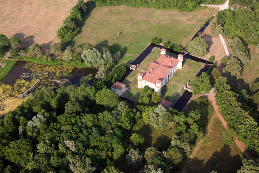 Luftaufnahme Marmirolo - Wassergraben mit Wasserschloß Schloss Palazzina Gonzaghesca di Bosco Fontana in Marmirolo in der Lombardei, Italien