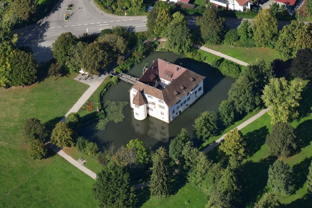 Inzlingen aus der Vogelperspektive: Wassergraben mit Wasserschloß Schloss Reichenstein in Inzlingen im Bundesland Baden-Württemberg, Deutschland