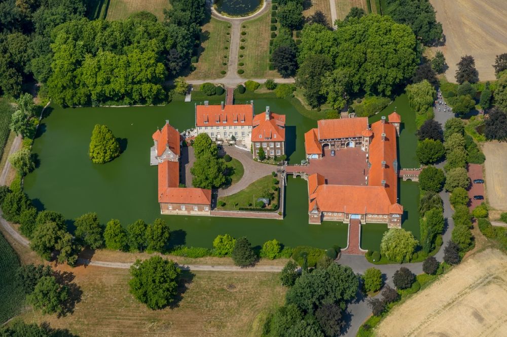 Rinkerode von oben - Wassergraben mit Wasserschloß Schloss Rittergut Haus Borg in Rinkerode im Bundesland Nordrhein-Westfalen, Deutschland