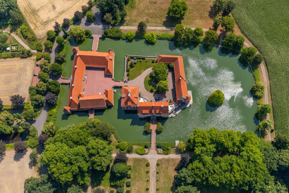 Luftaufnahme Rinkerode - Wassergraben mit Wasserschloß Schloss Rittergut Haus Borg in Rinkerode im Bundesland Nordrhein-Westfalen, Deutschland