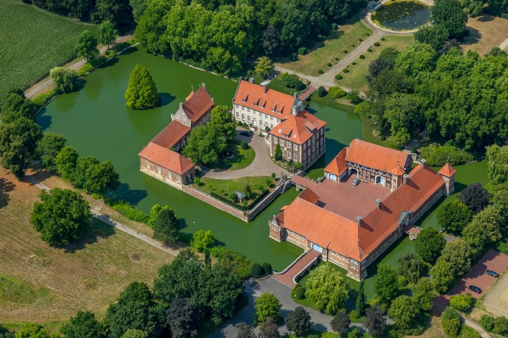 Rinkerode aus der Vogelperspektive: Wassergraben mit Wasserschloß Schloss Rittergut Haus Borg in Rinkerode im Bundesland Nordrhein-Westfalen, Deutschland